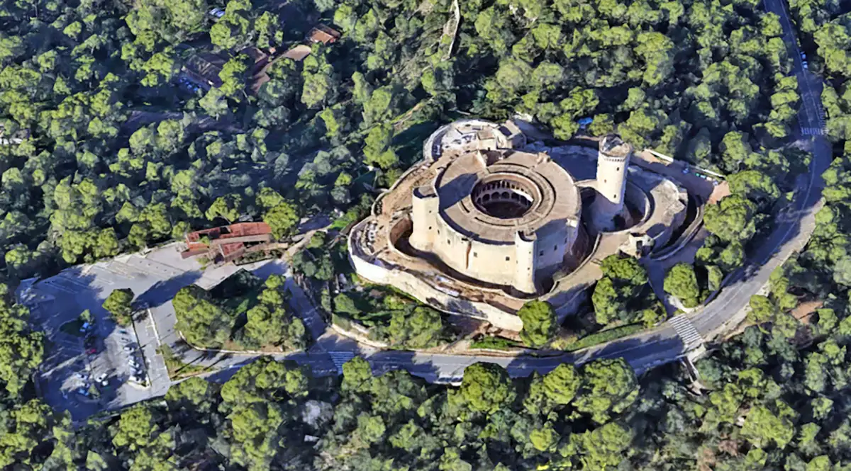 Castell de Bellver – das runde Schloss oberhalb von Palma mit fantastischem Blick auf Stadt und Meer