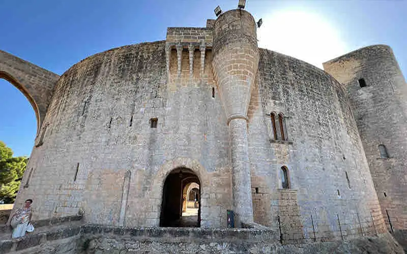 Eingangsbereich des Castell de Bellver mit Zugbrücke und Burgmauer