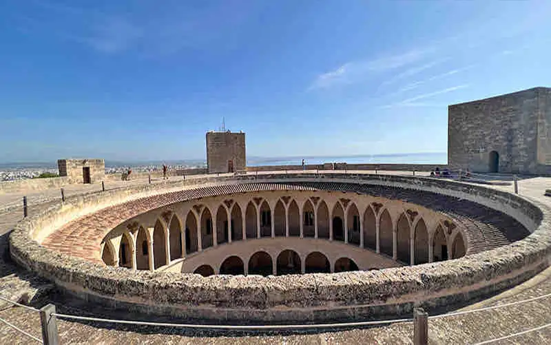 Kreisrunde Innenansicht des Castell de Bellver mit Arkaden und Säulen