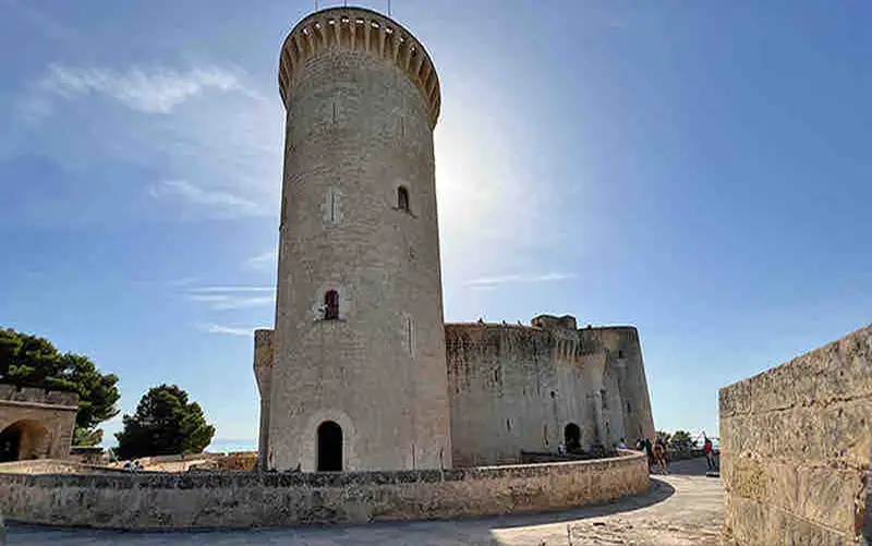 Aussichtsturm des Castell de Bellver mit Blick auf das Mittelmeer