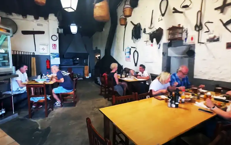 Hüttenrestaurant Es Verger – Lammschulter und Aussicht über Alaró Hüttenrestaurant Es Verger oberhalb von Alaró mit Blick ins Tal
