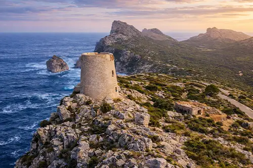 Albercutx Wachturm Mallorca Talaia d’Albercutx Aussichtspunkt Nordküste Panorama Meer und Felsen