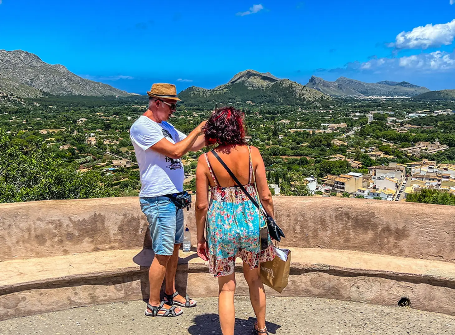 Kalvarienberg Pollença Treppenaufstieg Kapelle Aussichtspunkt Blumen gesäumte Stufen Mallorca