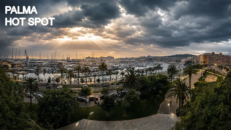 Spektakulärer Aussichtspunkt oberhalb des Hafens von Palma mit Blick über die Bucht bei Sonnenuntergang
