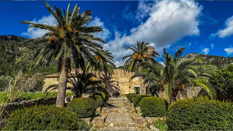 Die Gärten von Alfabia – Jardines de Alfabia Mallorca Die Gärten von Alfabia auf Mallorca mit Palmen, Wasserläufen und Schatten