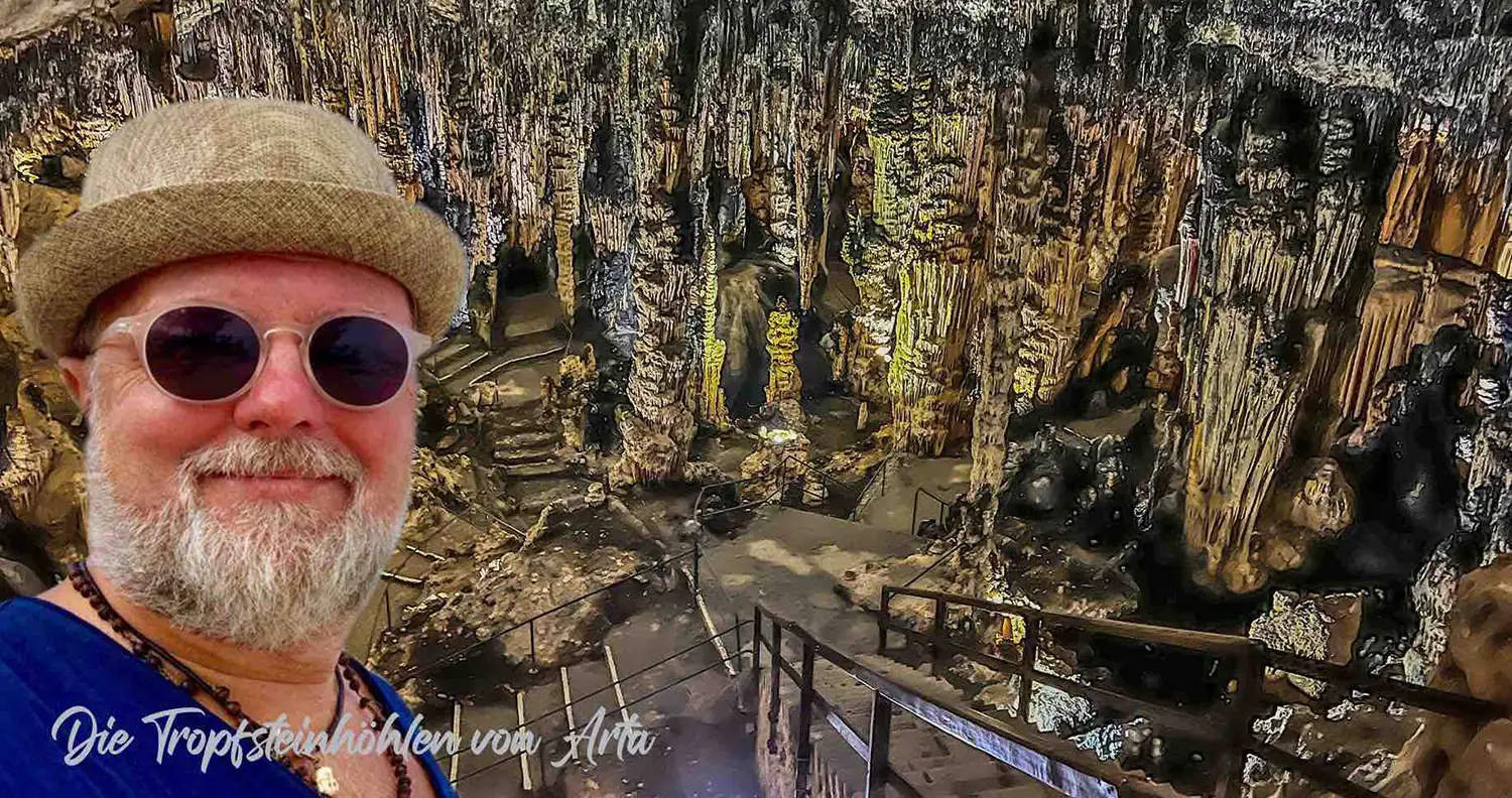Eingang der Tropfsteinhöhlen von Arta auf Mallorca