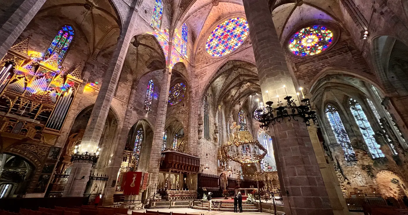 Kathedrale La Seu in Palma de Mallorca – gotisches Wahrzeichen über dem Parc de la Mar
