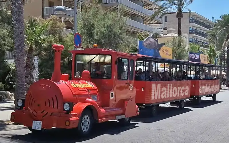 Rote Bimmelbahn entlang der Playa de Palma zwischen El Arenal und Can Pastilla
