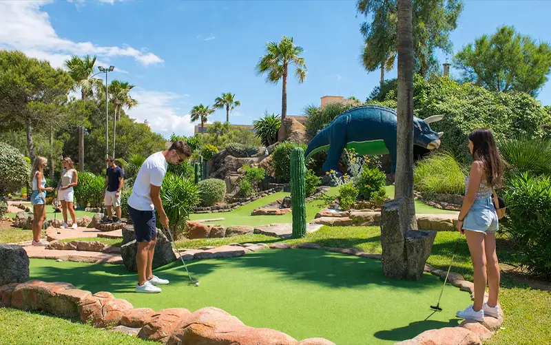DINO Minigolfanlage an der Playa de Palma mit Dinosaurier und Bahnen