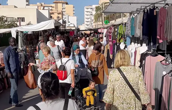 Donnerstagsmarkt in El Arenal an der Playa de Palma – bunte Marktstände und mediterranes Flair