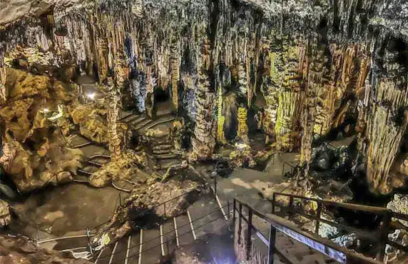 Tropfsteinhöhlen von Arta auf Mallorca – beeindruckende Felsformationen und Lichtspiel