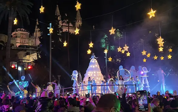 Weihnachtsmärkte auf Mallorca 2026 mit Eisbahn vor der Kathedrale von Palma