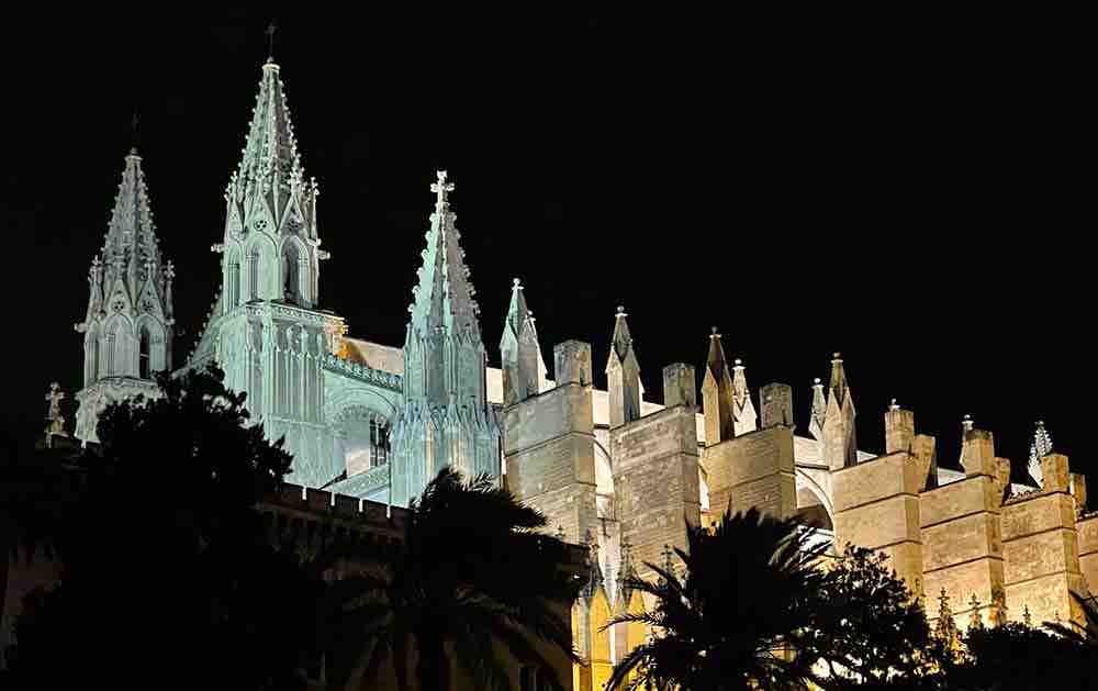 Die Kathedrale ist abends schön beleuchtet