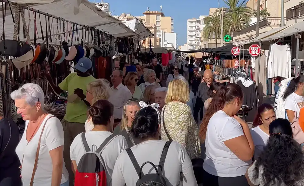 Wochenmarkt in El Arenal an der Playa de Palma – buntes Markttreiben mit mediterranem Flair Marktstände in El Arenal an der Playa de Palma – typisches Markttreiben am Donnerstag