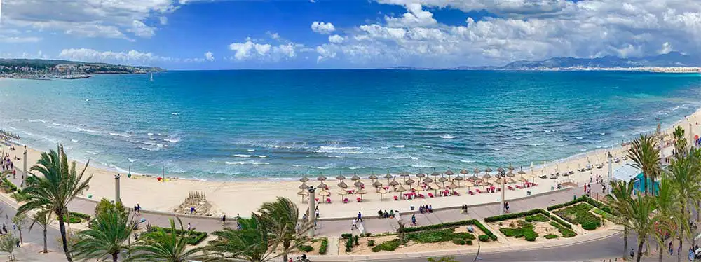 Strandpanorama an der Playa de Palma – feiner Sand und Meerblick