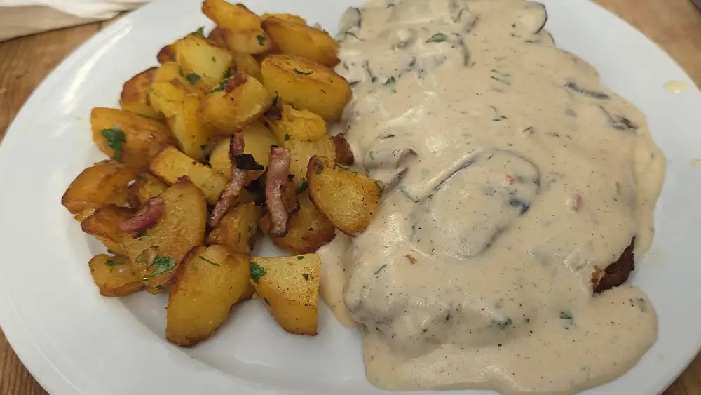 Schnitzel mit Pfeffer-Rahmsauce