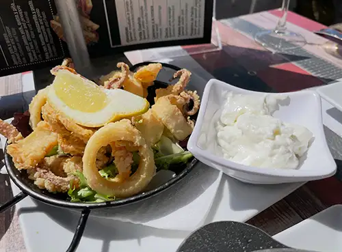 Frische Tapas mit Calamares und Aioli im Café Del Sol an der Playa de Palma