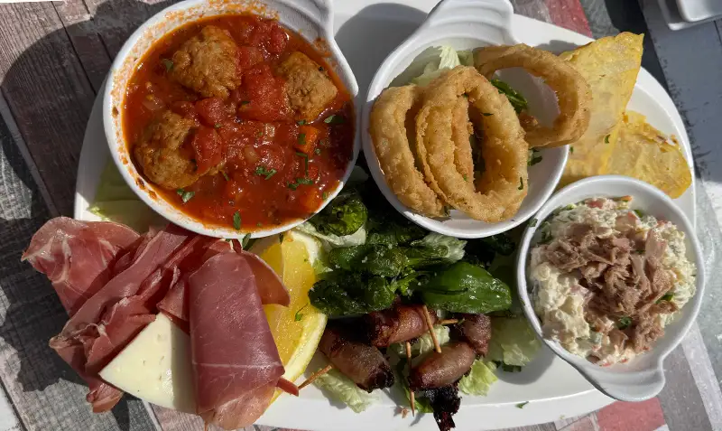Frische Tapas auf der Strandterrasse im Café Del Sol an der Playa de Palma