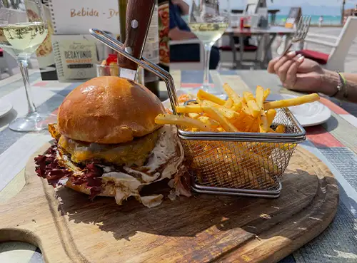 Saftiger Burger mit Süßkartoffel-Pommes im Café Del Sol an der Playa de Palma