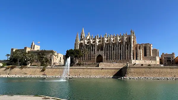 Kathedrale La Seu und Königspalast in Palma