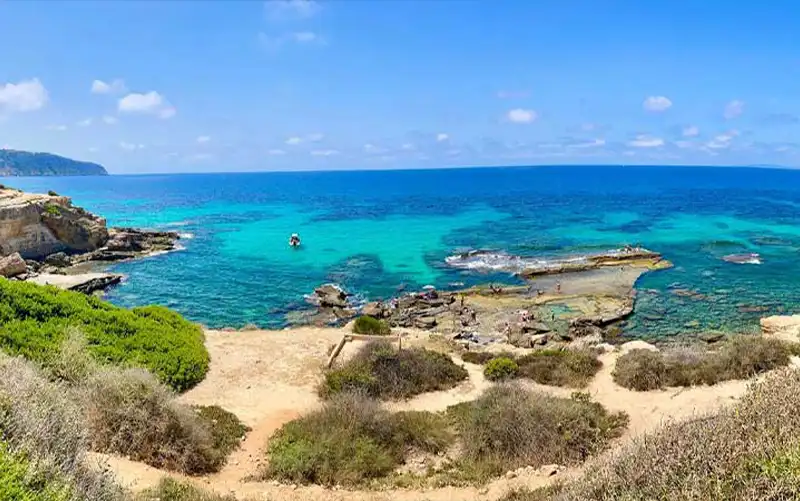 Cala Blava Badebucht mit Blick auf den Mhares Sea Club