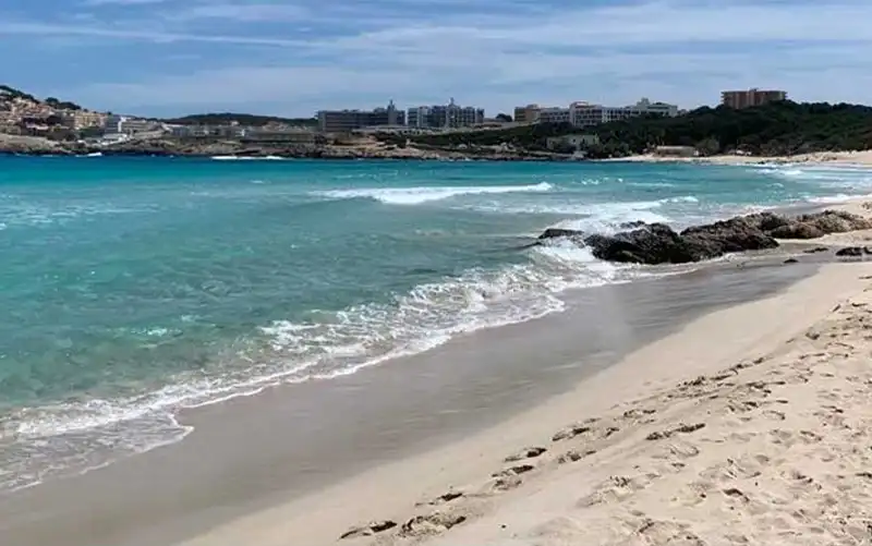 Cala Agulla – Naturstrand mit Dünen und Felsen bei Cala Ratjada